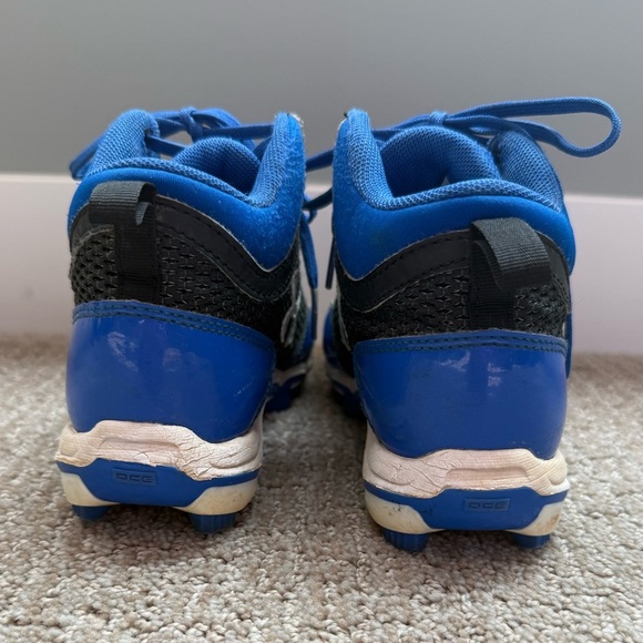 Under Armour SIZE 2Y Baseball/Softball  Rubber Spikes Cleats (youth size) - Picture 4 of 6